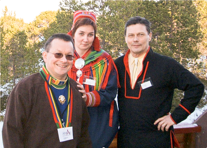 Die ersten drei Präsidenten des indigenen Samen-Parlaments in Norwegen: Sven-Roald Nystø, Aili Keskitalo und Ole Henrik Magga (2006)