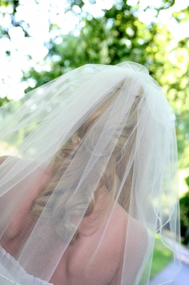 Brautschleier mit Braut von hinten